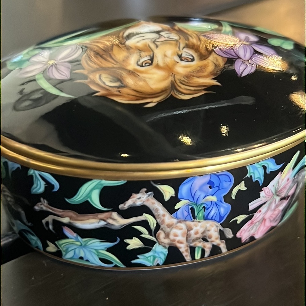 𝐑𝐀𝐑𝐄 𝐅𝐑𝐀𝐍𝐂𝐈𝐒𝐂𝐀𝐍 𝐌𝐄𝐍𝐀𝐆𝐄𝐑𝐈𝐄 𝐙𝐎𝐎 𝐓𝐑𝐈𝐍𝐊𝐄𝐓 𝐁𝐎𝐗 - Picture 6 of 17